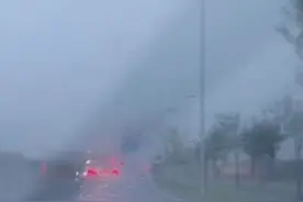 【请注意出行安全！#北京多区已开始出现降雨 】据@气象北京 ，受局地回波影响，门头沟、房山、昌平、顺义，朝阳、丰台、东城、西城有明显降雨。暴雨蓝色预警中，请注意防雨和交通安全，山区谨防地质灾害。（@气象北京 ）视频封面