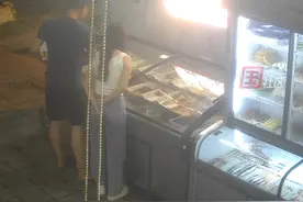 7月5日，广东汕头。男子开冰柜拿串串，刚推开玻璃爆裂，店老板：损失4500元，顾客一直说要赔偿损失，我们拒绝了，顾客没伤到就好。视频封面