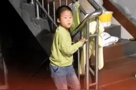 男孩患罕见病曾被判定无法行走，当妈妈看到孩子走向自己时激动大喊！孩子妈妈：“医生叫我放弃 我不甘心”！#正能量  #暖心视频封面