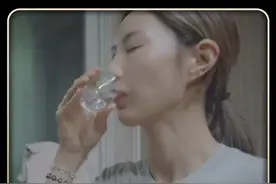 韩国财阀的私人女秘书，除了工作就在家喝酒买醉，夜生活有多潇洒视频封面