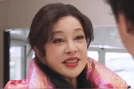 #刘晓庆坦言不能随便结婚 74岁的刘晓庆与导演竹内亮对谈，面对竹内亮在路人好奇下承认“是晓庆姐男朋友”时，却笑着说感谢，让竹内亮当场震惊。刘晓庆坦言，长期以来，每天都是“起床一看”发现自己的婚姻新传闻。但真正谈到婚姻，有过4次婚姻的她非常郑重：你可以选择结婚，但不能随便结婚。#74岁庆奶婚姻观仍在超前视频封面