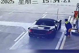3月14日（发布）湖北十堰，一男子开保时捷跑车加油没付钱，加油站工作人员：车子没牌照，“500多块钱 自己得多少天白干了”视频封面
