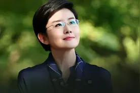 霍英东心中的一小时生活圈。 建南沙新城时，交通难题急需解决，霍震霆听取父亲霍英东建议，先建码头，填海七公里，打造“一小时生活圈”。来#吾家吾国  南沙新城，从无到有，梦想照进现实背后的动人故事！#霍震霆 #霍英东 #新年有礼了 #新年拍出超好运视频封面