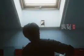 9月11日，演员于朦胧坠楼身故，好友居来提写歌《你在听么》悼念，唱到最后，居来提失声痛哭。