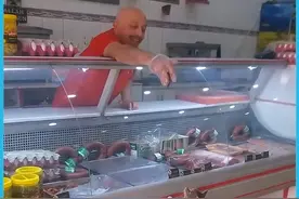 一只流浪猫走进肉店讨要食物，老板不仅没有驱赶，还热情地招待它 #关爱流浪猫 #萌宠 #猫咪的迷惑行为视频封面