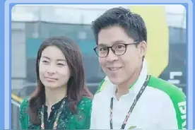 霍启刚带孩子吃汉堡，“怕”老婆生气火速甩锅 #抖音野生娱评人视频封面