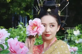 #佟丽娅洛阳汉服大片 梦回古都，一眼千年！
#佟丽娅 深夜船行龙门石窟，舞动的衣衫与水面流动的斑斓诉说着这座城市的千年往事，优雅浪漫又撼动人心。#花开时节又逢君视频封面