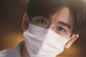 眼神太撩人，熟男熟女的拉扯感来了#江苏卫视爱你 #张凌赫 #徐若晗视频封面