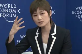 【李宇春谈容貌焦虑】近来，女性容貌焦虑、身材焦虑等议题备受关注。李宇春表示，这个世界上没有两片同样的树叶，“如果所有的女生都一样，千人一面的话，它是一个多么无聊的世界”。视频封面