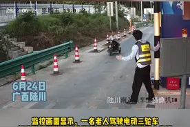 74岁老人欲上高速，警企暖心相助送回家#社会新闻 #安全出行 #遵纪守法 #交通安全 #同城发现 视频封面