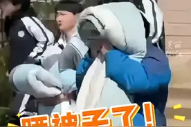 天气太好了#校长批出学校所有的阳台给孩子们晒被子  ：同学们很开心，这个场景很美。（供稿：衢州影像）视频封面