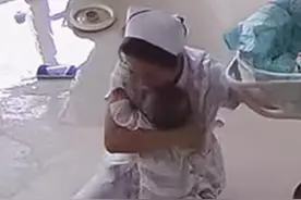 两名护士在地震中保护婴儿，摔倒在地仍跪抱婴儿安慰：没事儿。月子中心：将对两名护士进行嘉奖视频封面