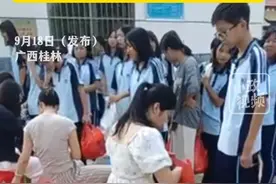 9月18日（发布），广西桂林。老师挨个翻包没收学生零食？，学生排队接受检查，零食堆满一地，学校工作人员回应：允许带零食，不可以带垃圾食品。关注👉@小政视频 #广西dou知道 #抖音小助手 #爆料入口 #收缴零食 #翻包检查 （来源：@一心向兰 ）视频封面
