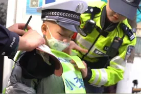 小男孩身患恶性肿瘤，愿望是成为交警，#济南交警 铁骑为他穿上“小交警服”  #感动瞬间视频封面