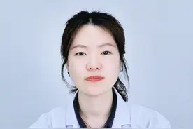 救命视频！手上莫名刺痛找不到刺？你可能惹上了"隐藏刺客"！#玻璃纤维  #生活小妙招  #科普  #抖出健康知识宝藏   #冷知识视频封面