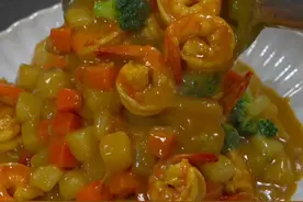 把菠萝放进大米里蒸一蒸，出锅就是很多小朋友喜欢吃的一道美食，做法简单又好吃~#咖喱饭 #咖喱虾#美食分享视频封面