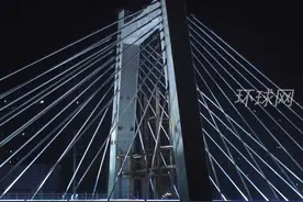 跨越繁忙铁路干线，古城西安这座4.8万吨大桥深夜成功转体视频封面