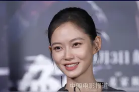#陈雨锶和刘昊然相识于儿时 #陈雨锶 说跟#刘昊然 很小就认识，陪伴了彼此的童年，见证了彼此的成长，所以拍#电影解密 时，在人物关系上很容易就有了抓手视频封面