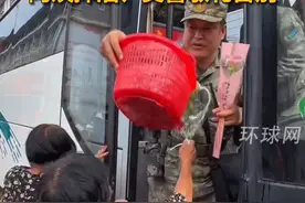 福建龙岩洪水退去后，群众夹道欢送人民子弟兵，阿姨抹泪、交警敬礼告别视频封面