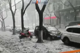 8月20日下午，陕西铜川，网友发布视频表示，陕西多地突降暴雨冰雹，并伴有大风。在铜川市部分街道上冰雹厚厚一层像“积雪”。第一现场原创采访当地居民：2个小时前下得很大，现在停了，部分地区有积水，出行需要注意安全。#冰雹 #天气 #陕西dou知道 @抖音短视频 @DOU+小助手视频封面