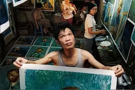 中国农民工画了10万张梵高的假画。赚了300多万元视频封面