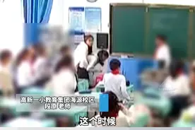女生被异物卡喉！危急时刻，老师海姆立克30秒急救。#暖心一幕 #急救技能 #异物卡喉视频封面