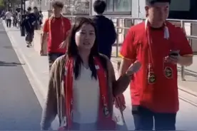 大量球迷提前四小时到场为国足助威 【迫不及待！#大量球迷提前四小时到场为国足助威  】3月25日下午3时，距离中国男足与澳大利亚队2026年世界杯亚洲区预选赛18强赛第8轮比赛开球还有4个小时，北京日报客户端记者在比赛场地杭州奥体中心周围看到不少身着中国队球衣的球迷。尽管杭州当地3月25日最高气温达到31摄氏度、尽管距离比赛还有4个小时，球迷们已经迫不及待了。视频封面