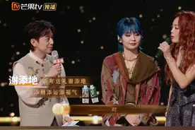 容祖儿、周笔畅经过三次合作默契渐长，状态也愈发松弛，“癫狂”的状态也掩盖不住了，连组合名字都透着一股“巅峰”的气息。祖儿分享了网友为她们起的名字——“JoBi唱”，得到了本尊的认证！#声生不息视频封面