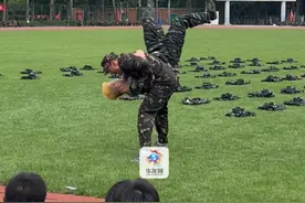 9月12日，北京体育大学。北体军训教官大战学员，给各省“武状元”一点小小震撼！网友：没两把刷子真不敢来北体当教官”。源：@地力木拉提 @🏃Right. （华龙网原创采访报道）视频封面