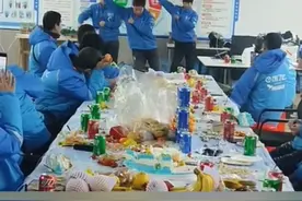 饿了么刚刚发布:2023年已试点为外卖骑手缴纳社保，加快推进骑手全方位保障。#外卖小哥 #饿了么 #美团骑手 #京东 #惊不惊喜意不意外视频封面