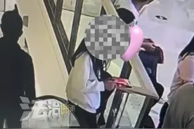 济宁万象汇一女孩高空坠落 警方回应：女孩抢救无效身亡 事件已介入调查视频封面
