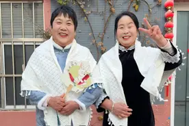 从北京回来了，给家人都带了礼物。两个妈妈换上新的衣服，一下子有了“贵妇”的气质，太惊艳了！简单的小礼物，每个人的心里都乐开了花视频封面