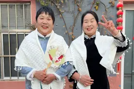 从北京回来了，给家人都带了礼物。两个妈妈换上新的衣服，一下子有了“贵妇”的气质，太惊艳了！简单的小礼物，每个人的心里都乐开了花视频封面