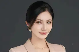 93年女孩成400亿光伏巨头掌门 颜值能力双高"最美光二代" 最美“光二代”迅速凭颜值和实力走红！近日，93年女孩高海纯，出任天合光能第三届董事会联席董事长，成为400亿光伏巨头掌门。她因高颜值、能力强被称为“最美光二代“。#93年女孩成光伏巨头掌门  #高海纯  #天合光能  #光伏  #二代视频封面