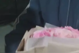 12月18日陕西西安，高校男生向女生表白成功，隔着屏幕都能感受到喜悦视频封面