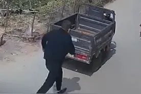 两岁幼童发动并开走了电动三轮车。吓得爷爷跑出了博尔特的速度。（来源：直播聊城）视频封面