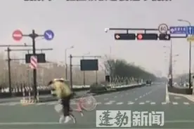 男子骑自行车过马路时，前轮不慎“卡路里”当场摔下，视频车：他应该很想要这个视频 （来源@猫和老许 ） #卡路里  #自行车  #意外  #男子骑自行车卡路里视频封面