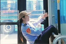 #公交女司机闲暇之余在车内健身，高难度动作惊艳网友。视频封面