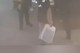 女子和外卖员吵架，小哥突然蹦跶着学女子， 女子瞬间破防追着小哥又骂又砸⑭#社会百态视频封面