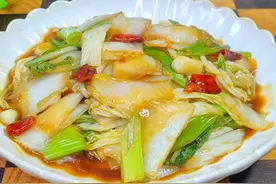 炒白菜，直接下锅炒是大错，教你饭店不外传秘诀，酸辣爽脆又解馋视频封面