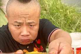 现钓现吃就你讲可新鲜，炸鱼就得这么吃。 #钓鱼讲究现钓现炸现吃 #国庆假期被安排明白了视频封面