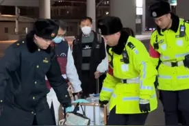 完整版视频来了！先天性心脏病、重症肺炎、呼吸衰竭……2月23日，山东济南，成都三个月大女婴千里转运就医。车站、交警、医护联动，为生命开辟“绿色通道”。宝贝，加油！#济南交警 #开道送医视频封面
