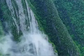 在湖北神龙架大山深处，发现神奇的刀片山群，薄如纸片，却坚如磐石，上面还长着各种植物，千百万年以来巍然屹立，壮观震撼，惊叹大自然的鬼斧神工！#自然奇观 #刀片山 #大自然鬼斧神工 #旅行推荐官  #旅行航拍视频封面