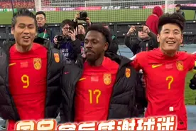 国足4-1大胜新加坡，赛后球迷合唱歌唱祖国，国足全队球员来到场边感谢来助威的球迷！#国足vs新加坡 #dou来足球季  #国足  #世预赛视频封面