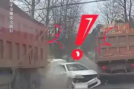 白车判断失误借道超车 不料被两辆大货车“夹击” 目击者：车里的人没事（吕）#社会百态 #交通安全视频封面