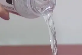#喝苏打水能治胃病吗  医生提醒，长期大量饮用苏打水不能治疗胃病，反而会嗳气、腹胀，甚至加重胃食管反流病。视频封面