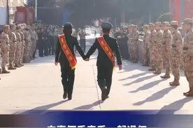 夫妻俩手牵手一起退伍,战友列队欢送神仙眷侣,"很开心他要带我回家了"#退伍视频封面