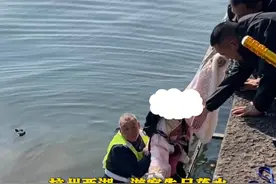 杭州西湖一游客失足落水 保安大爷跳水联手游客救回 网友：今天杭州0℃ 大爷真勇敢！（来源：杭州日报 制作：李贝多）#杭州 #西湖 #西湖断桥视频封面