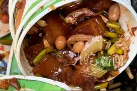发现有人打饭菜吃不完倒掉 合肥盒饭姐怒斥浪费者：“这样的人一辈子都不要来”

大皖新闻讯  2023年，因“10元钱35个菜随便吃”的合肥工地盒饭姐走红网络，一波接着一波的热度也让她的盒饭生意持续火爆。

2025年3月31日，大皖新闻记者在其位于合肥市长丰县的摊位前看到，临近中午，这里早早排起长队，目测现场人数达到500人。

然而，前来用餐的人也良莠不齐，盒饭姐王荣亚告诉大皖新闻记者，近日竟然有人在她的摊位前浪费餐食，对此她非常生气。

当天中午11点开饭前，她向顾客喊话，“吃多少打多少，千万不要浪费！有人说花了10块钱就可以打了倒掉，这样的人你一辈子都不要来！”

大皖新闻记者殷志强 见习记者 尚雅婷视频封面