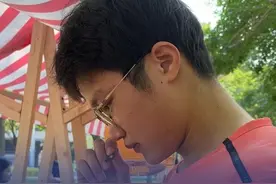 9月4日，山东济南，山东中医药大学新生邵佳一报到，他是中医世家第七代传人，没上小学就认识50多种中药，一二年级的时候可以用针灸解决基本病症。“我是带着使命来的。”#中医世家视频封面
